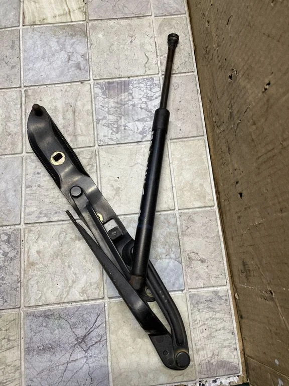 Tailgate/trunk/boot hinge – BMW 5 Series E39 (1996-2003)