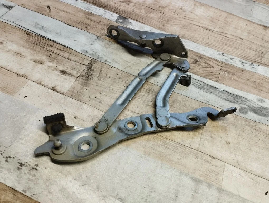 Tailgate/trunk/boot hinge – rear left