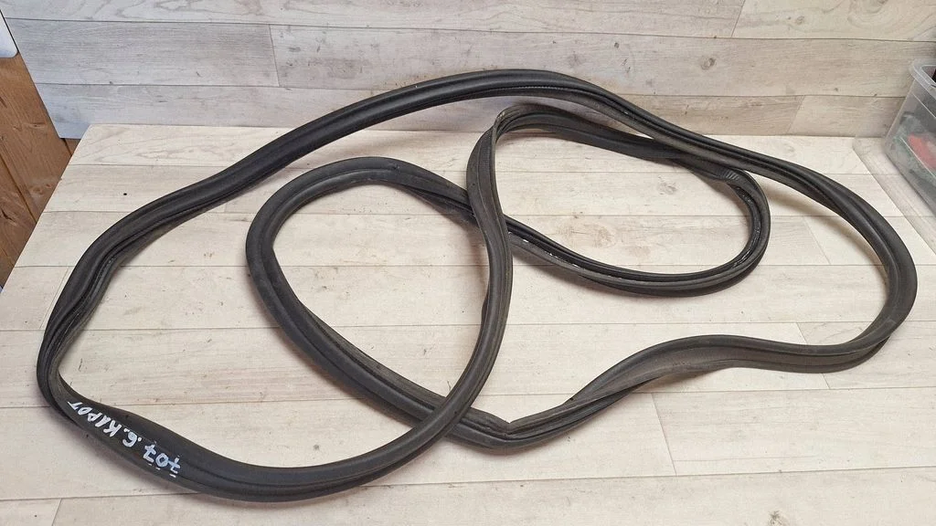 Loading door rubber seal (on body) 8R0827705D