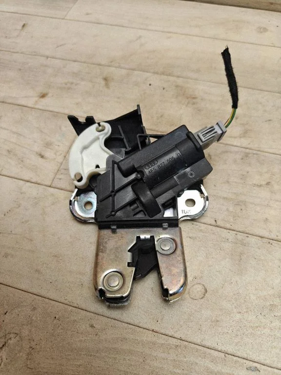 Tailgate/trunk/boot lock/catch/latch 4F5827505D