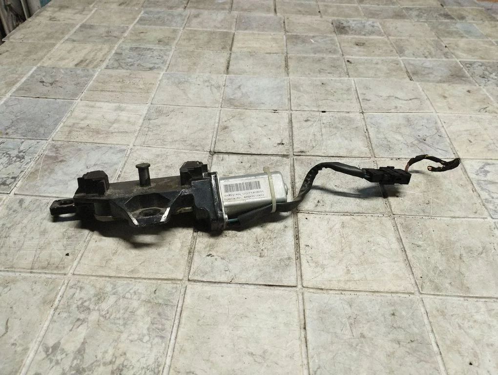 Domykacz klapy bagażnika – BMW Seria 5 E60 E61 (2004-2010)