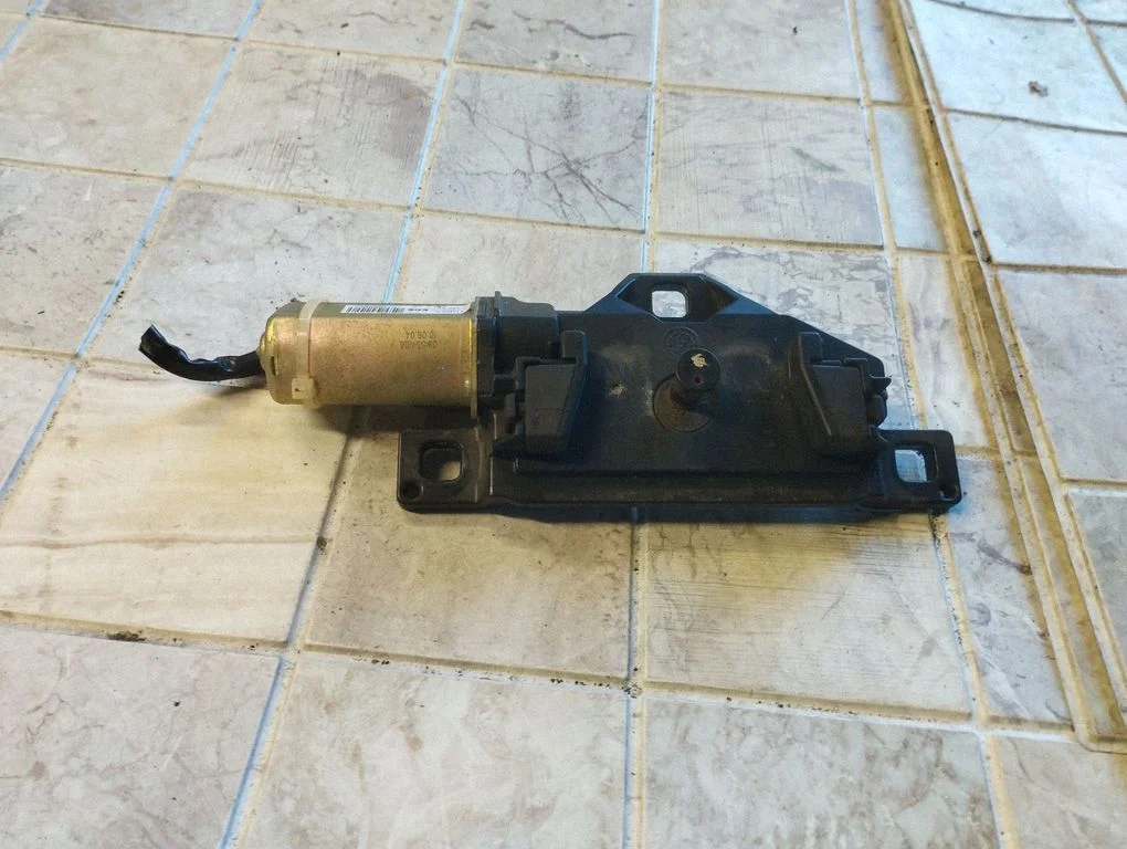Domykacz klapy bagażnika – BMW Seria 5 E60 E61 (2004-2010)