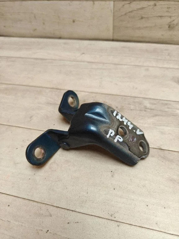 Front door upper hinge – front right