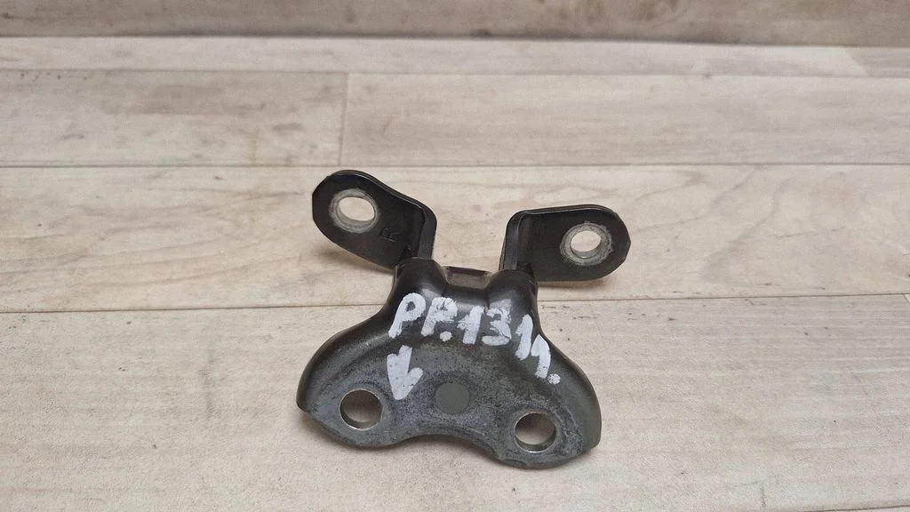 Front door lower hinge – front right