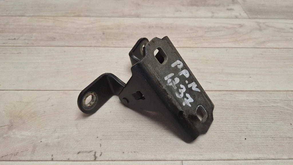Front door lower hinge A046574