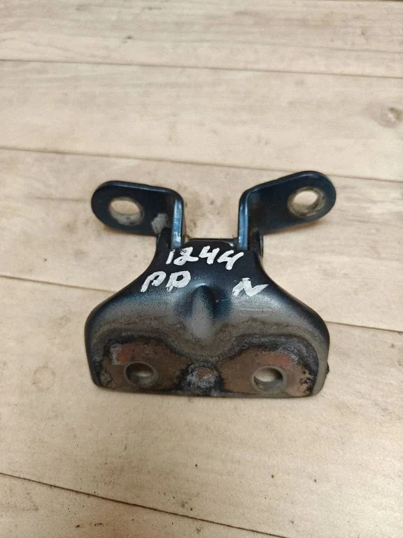 Front door lower hinge – front right