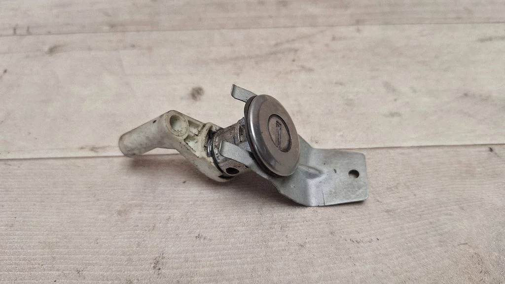 Front door lock (next to the handle) – Dacia Sandero (2008-2012)