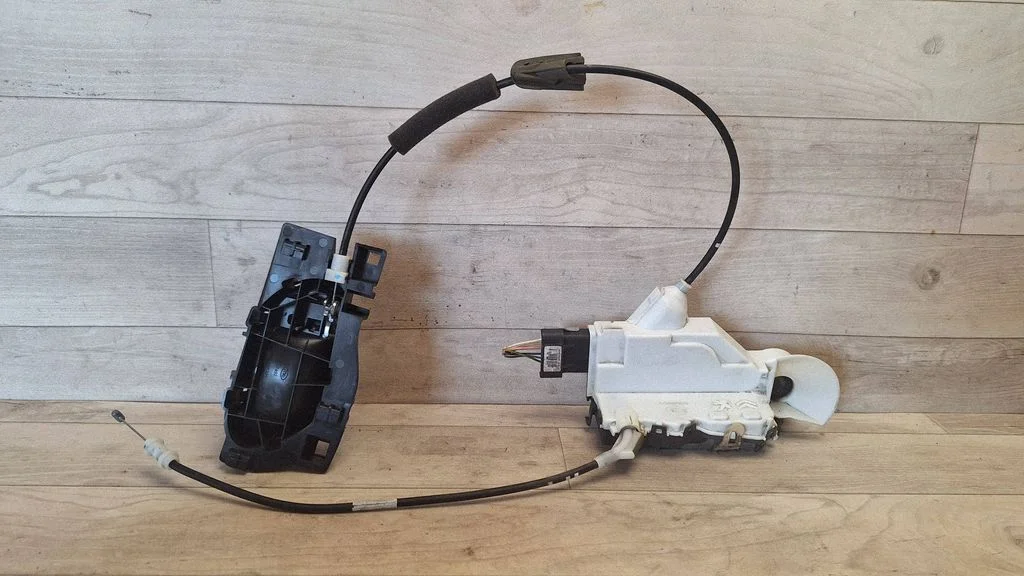 Front door lock A048069