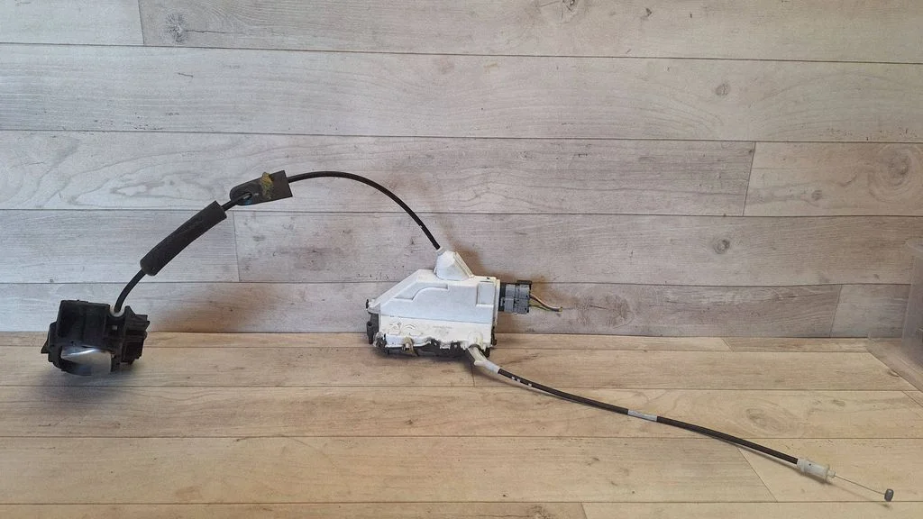 Front door lock A048069