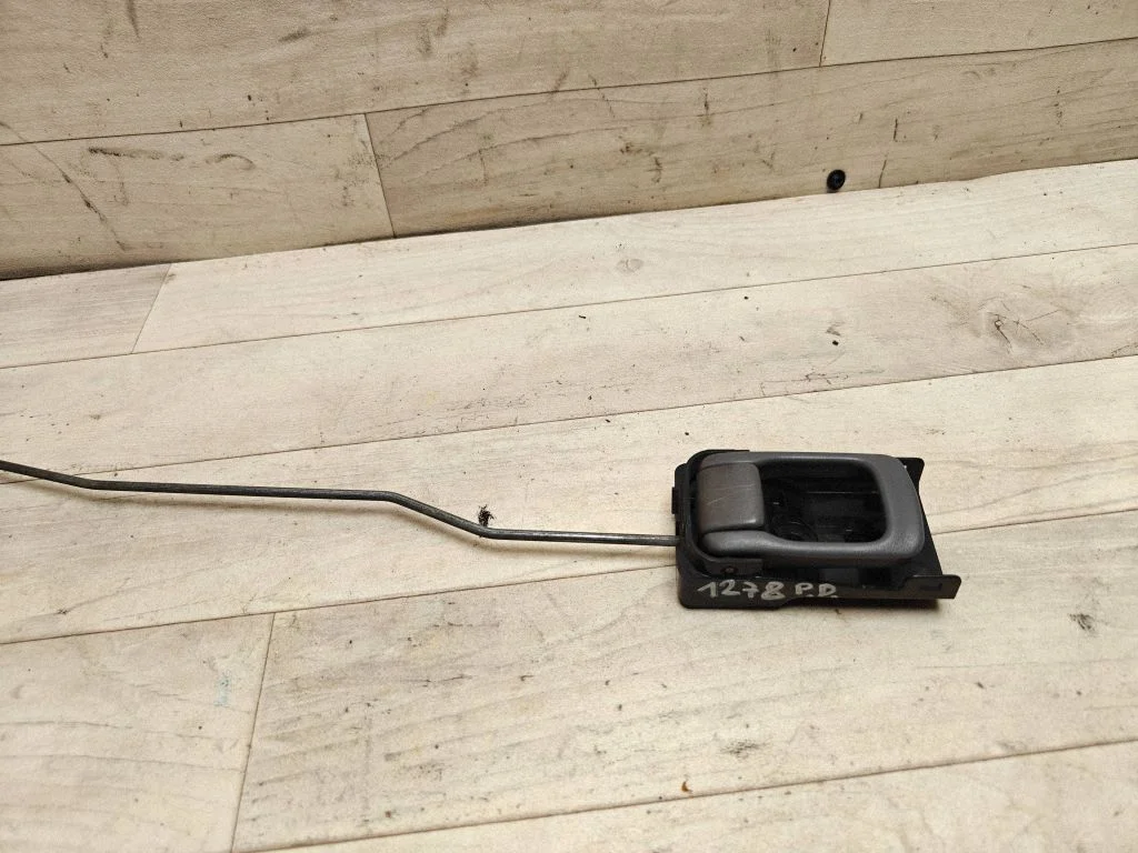 Front door interior handle – front right