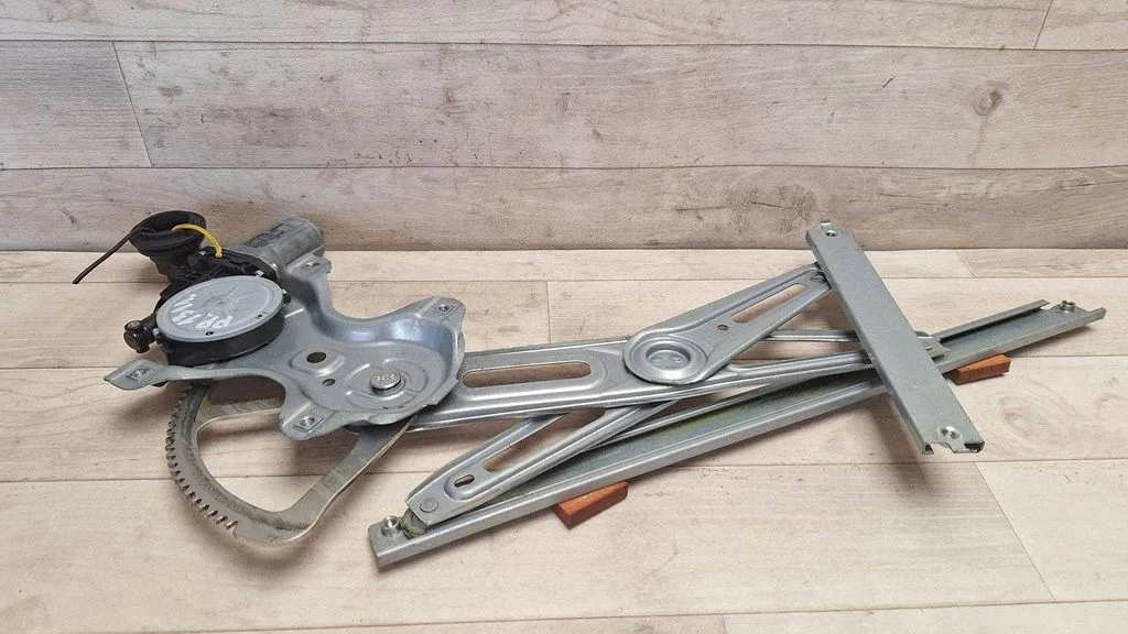 Front door window regulator with motor 857100D100