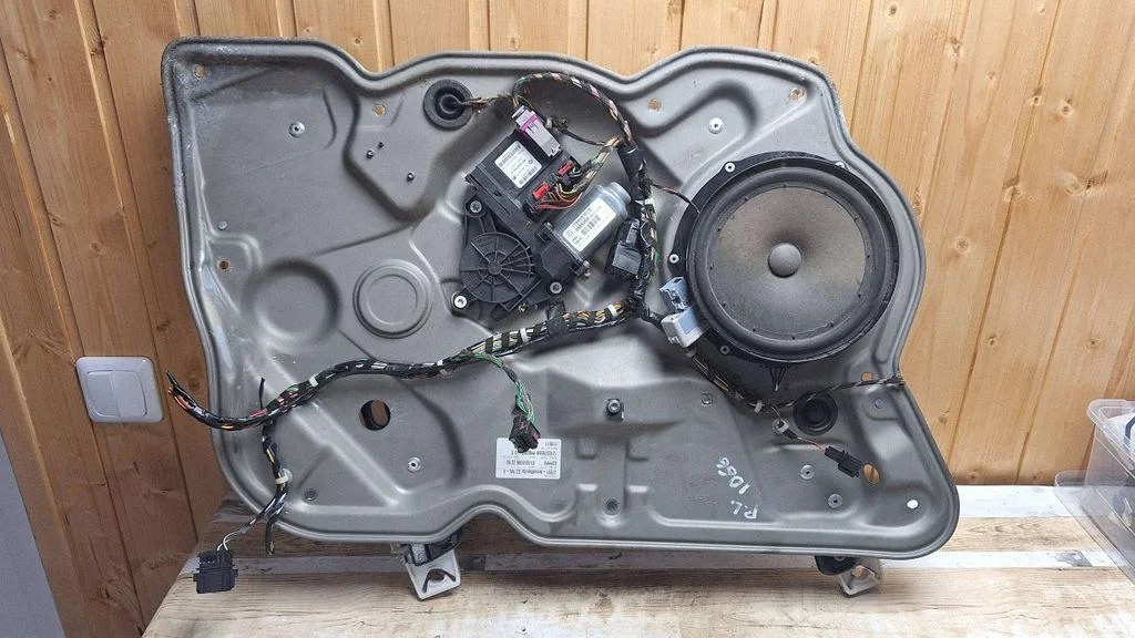 Front window lifting mechanism without motor – Skoda Octavia Mk2 (1Z) (2004-2013)