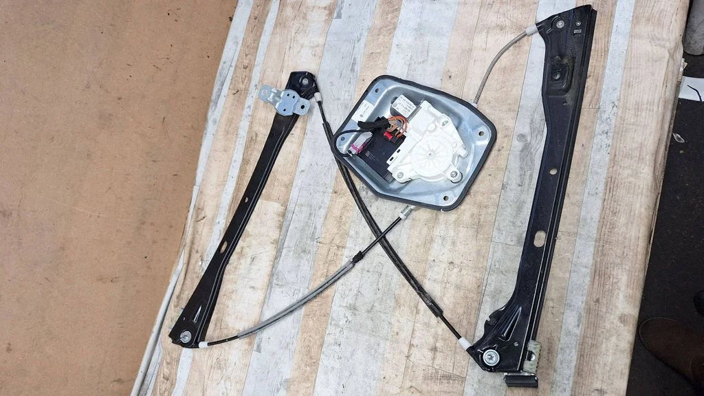 Front window lifting mechanism without motor 1K5837462B