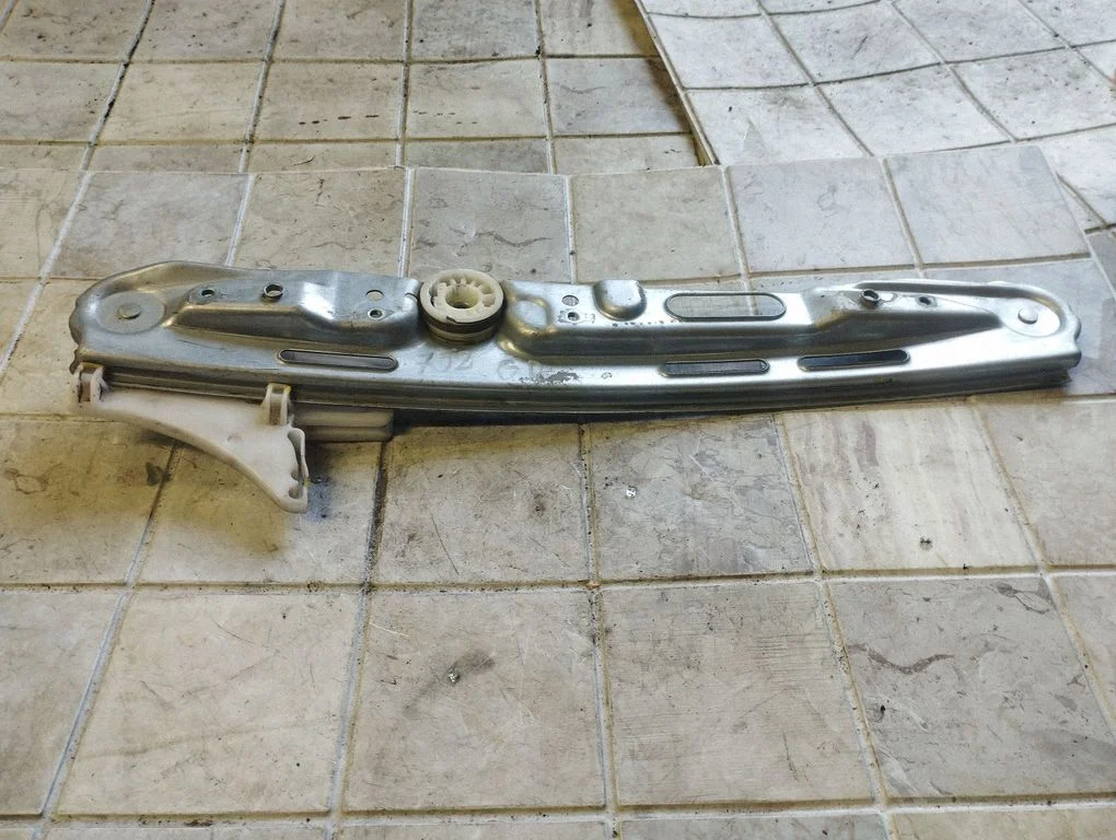 Priekšējā el. loga pacēlāja mehānisms bez motoriņa 24451522