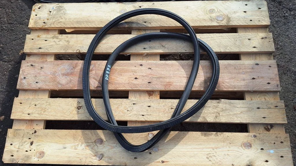 Front door rubber seal – front right
