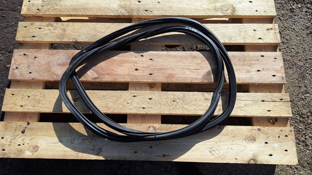 Front door rubber seal – front left