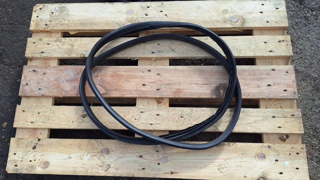 Front door rubber seal – front right
