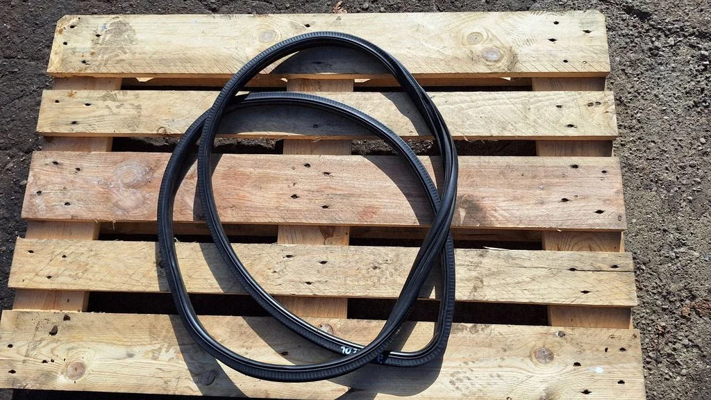 Front door rubber seal – front right