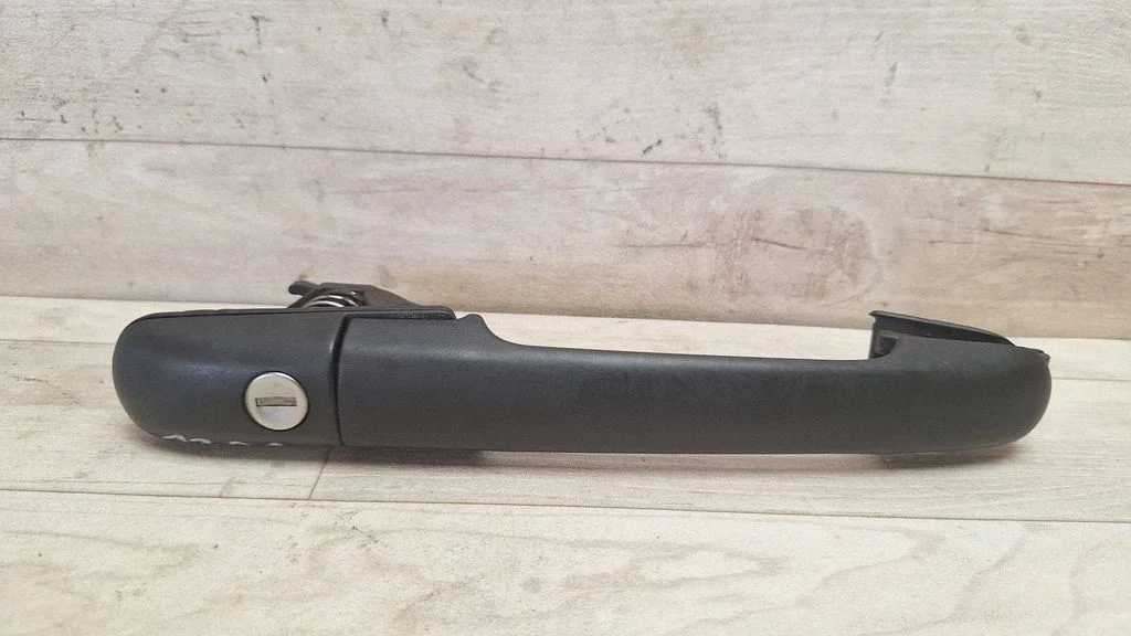 Front door exterior handle – front right