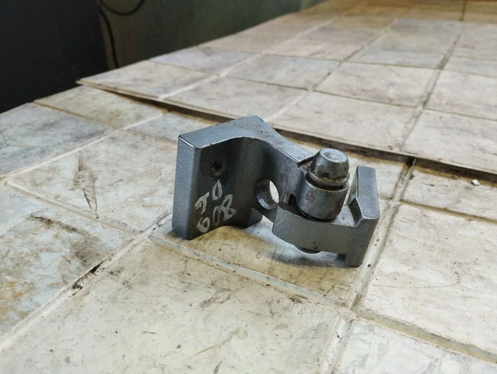 Tagaukse ülemine hing 7L0833402A