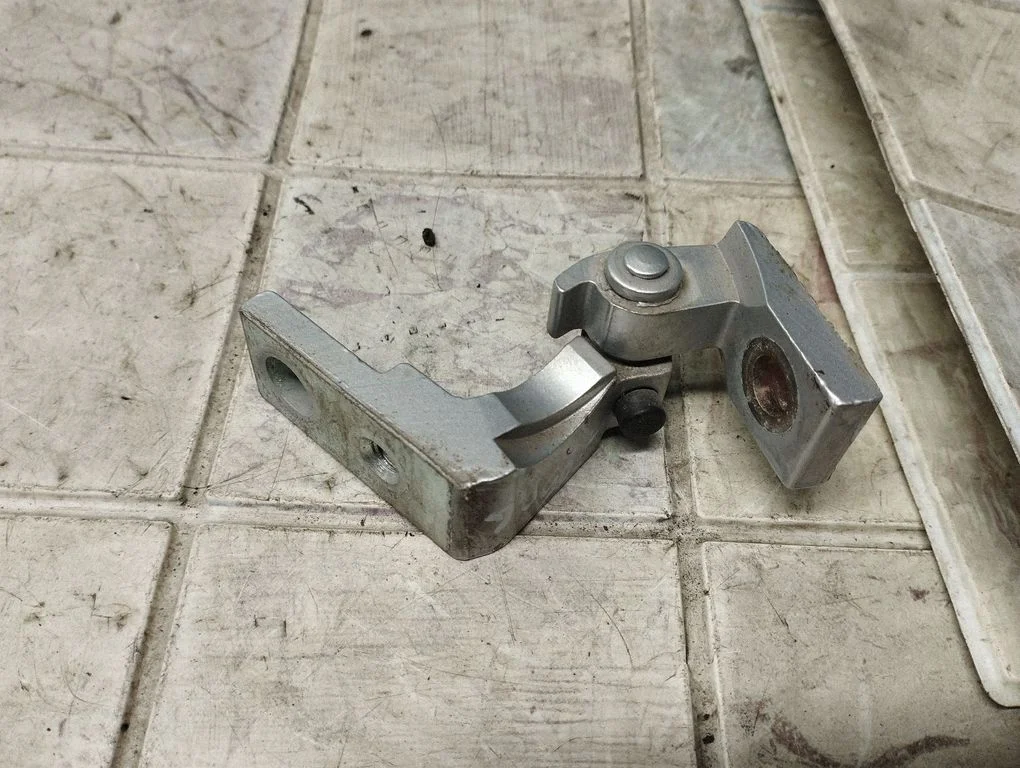 Rear door upper hinge – rear right
