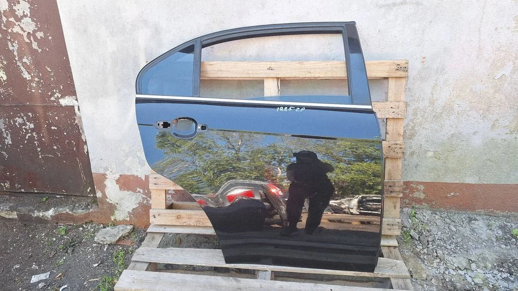 Rear door – rear right