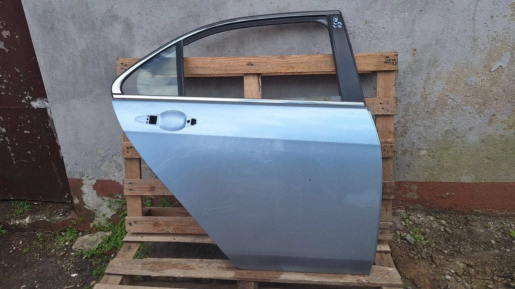 Rear door – rear right