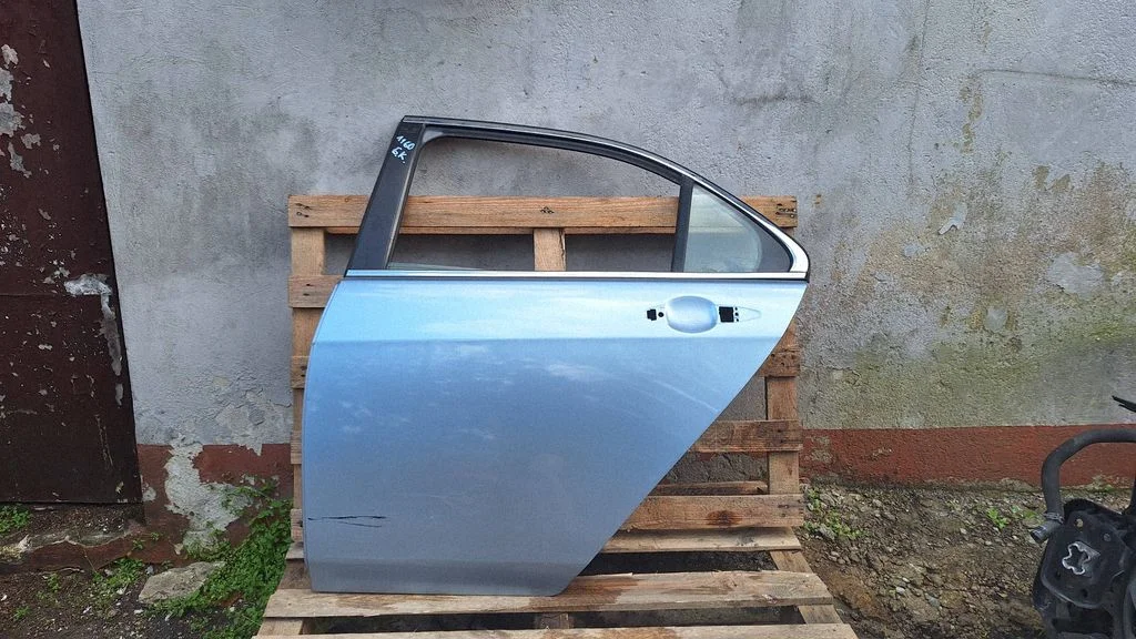 Rear door – rear left