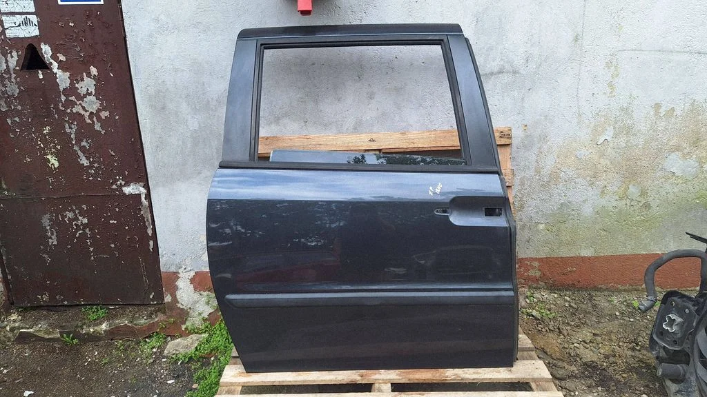 Rear door – rear right