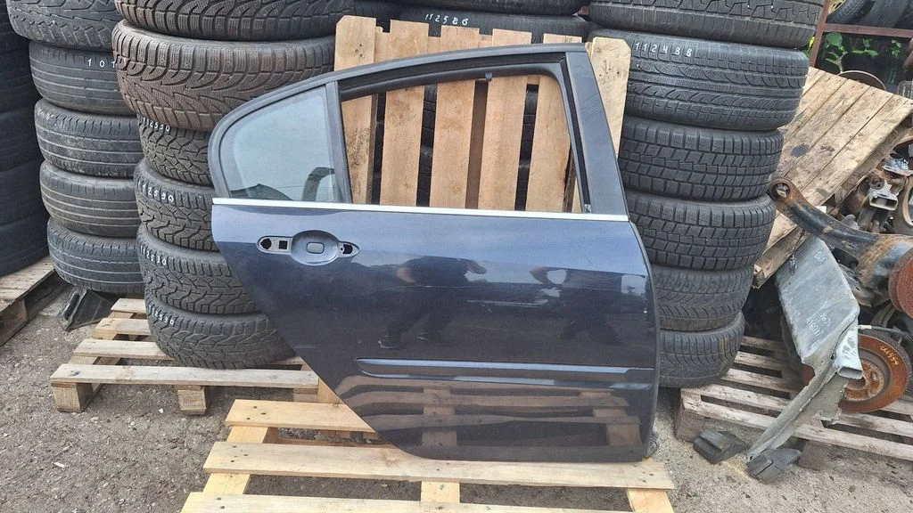 Rear door – rear right