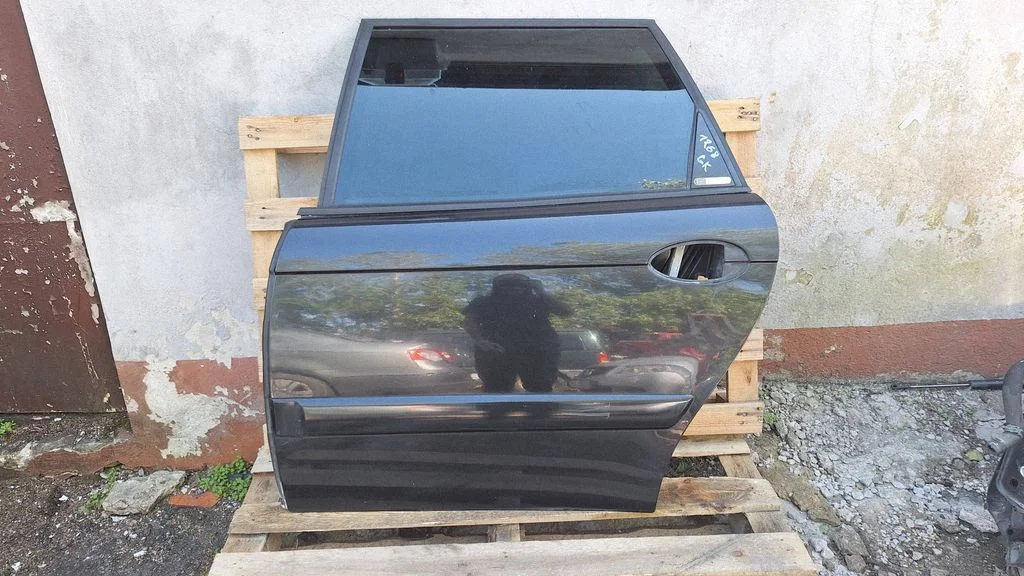 Rear door – rear left