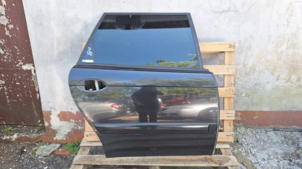 Rear door – rear right