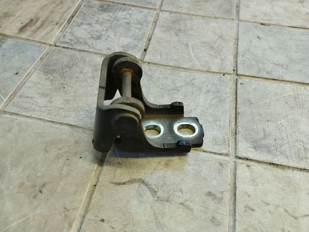 Tagaukse alumine hing 804200003RH