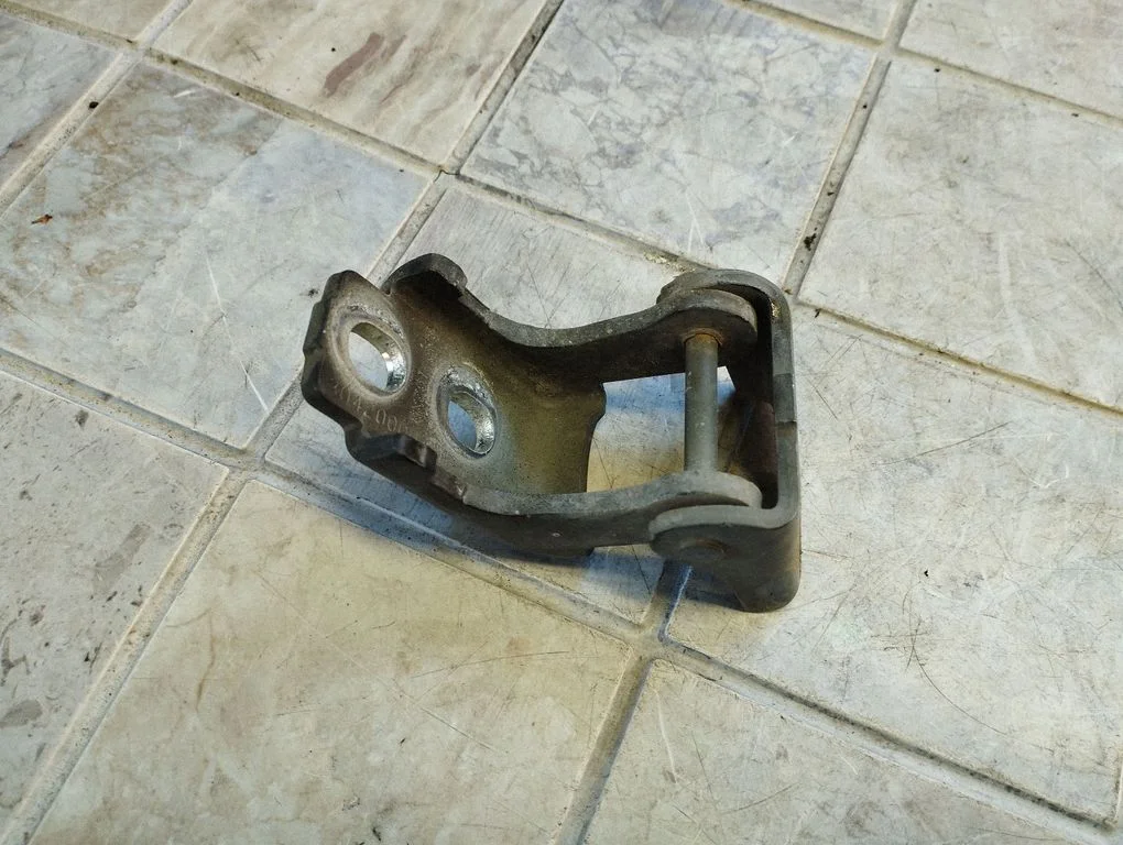 Tagaukse alumine hing 804200003RH