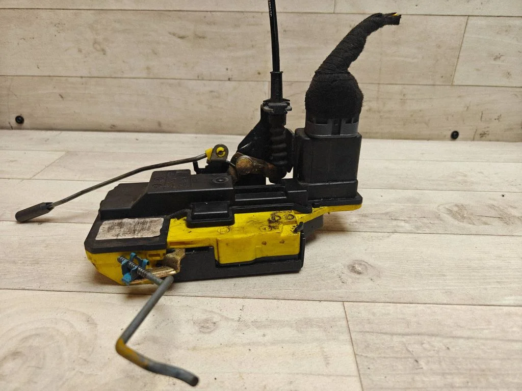 Rear door lock 8650554