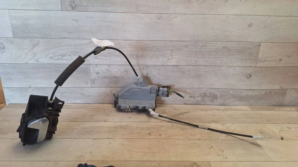 Rear door lock A048069