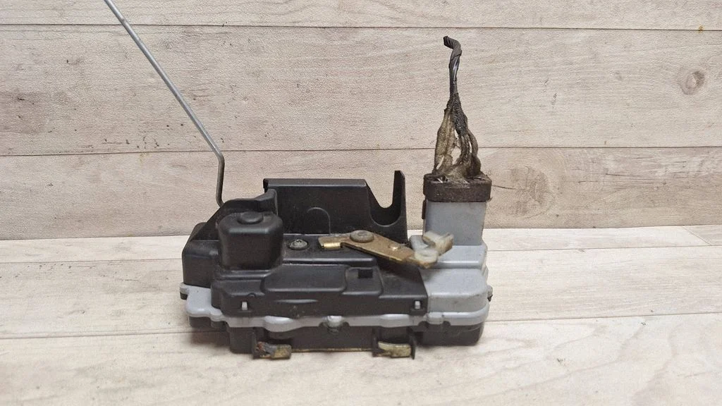 Rear door lock – rear left