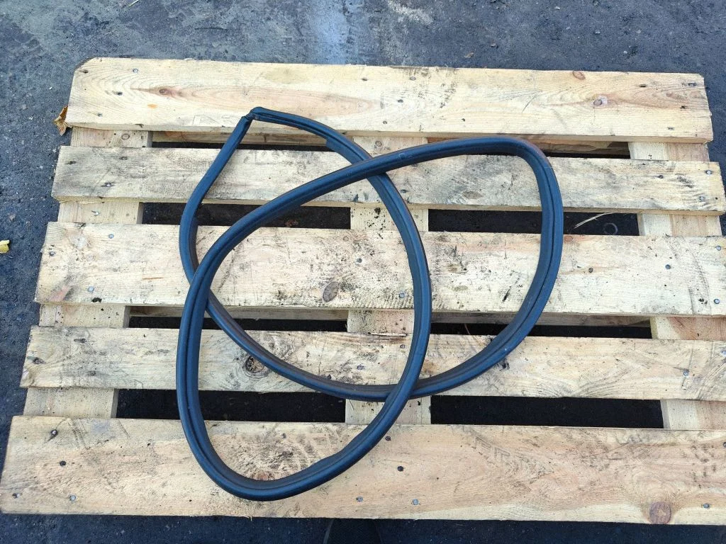 Rear door rubber seal (on body) – rear right