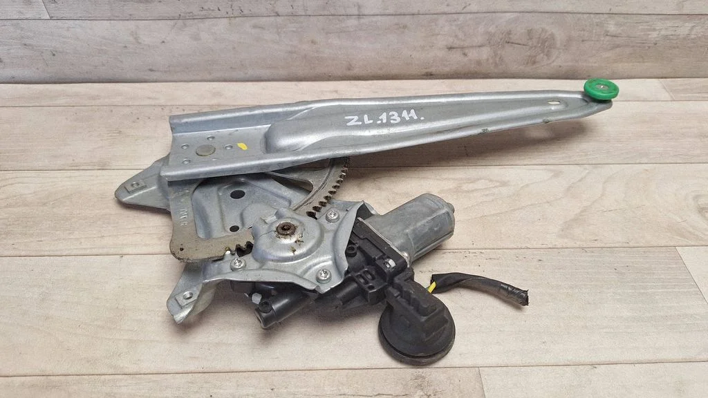 Rear door window regulator with motor 857100D100