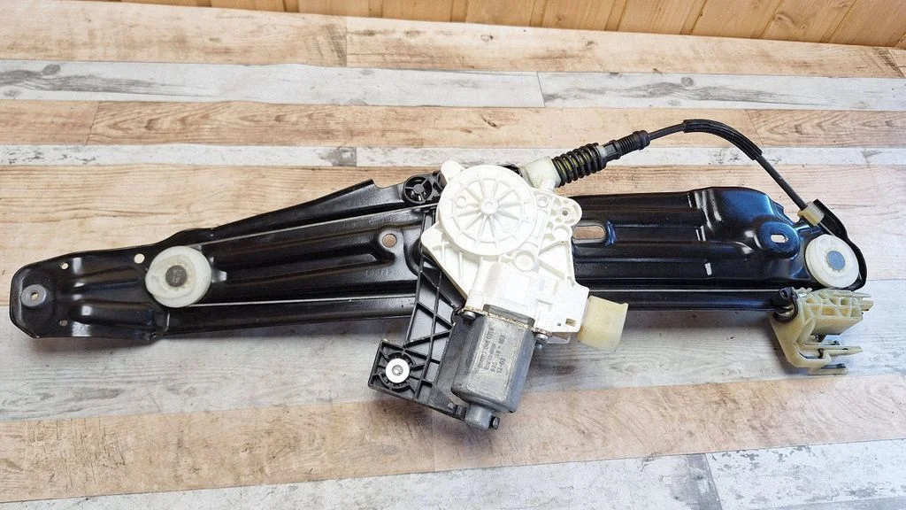 Rear window lifting mechanism without motor 71826159E