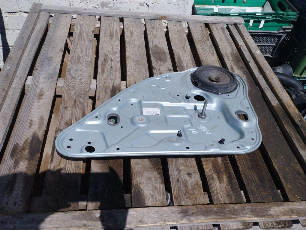 Rear window lifting mechanism without motor 4M51A24994CE