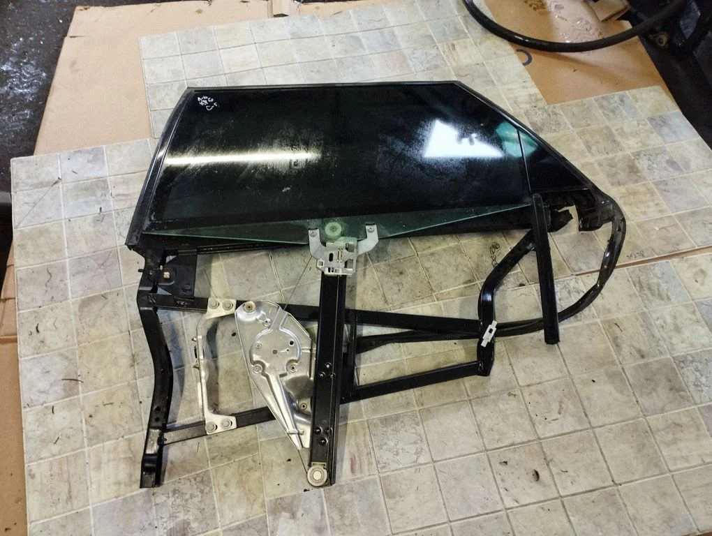 Aizmugurējā el. loga pacēlāja mehānisms bez motoriņa 4B0839397B