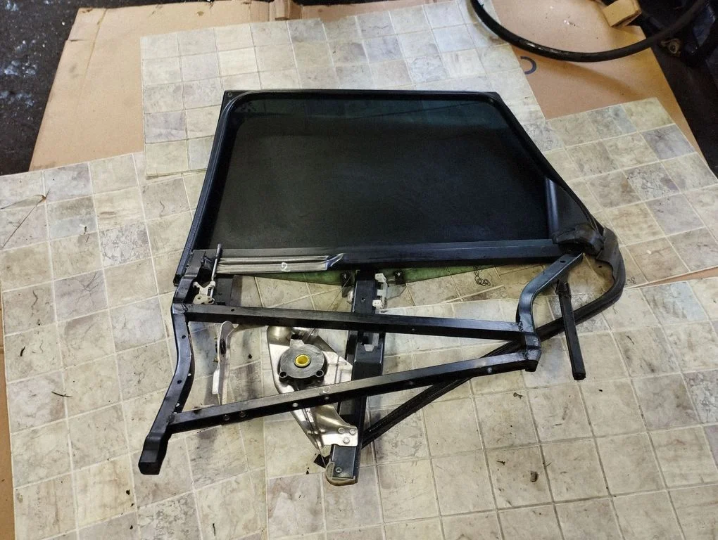 Aizmugurējā el. loga pacēlāja mehānisms bez motoriņa 4B0839398B
