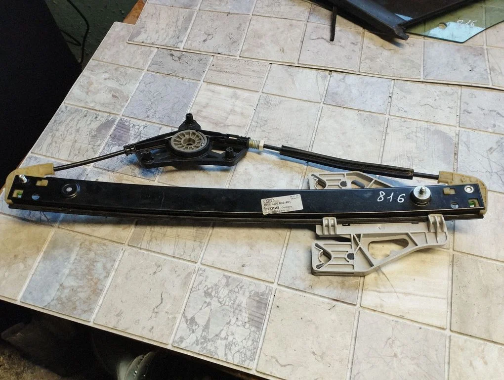 Rear window lifting mechanism without motor 4G0839461