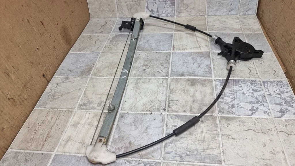 Rear window lifting mechanism without motor 6D07