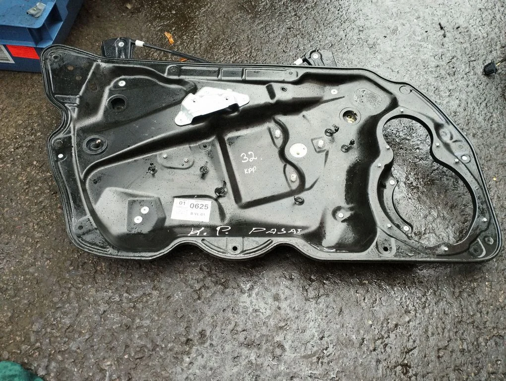Rear window lifting mechanism without motor 3C1837755G