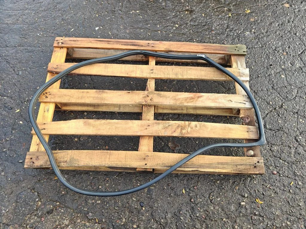 Rear door rubber seal (on body) – front right