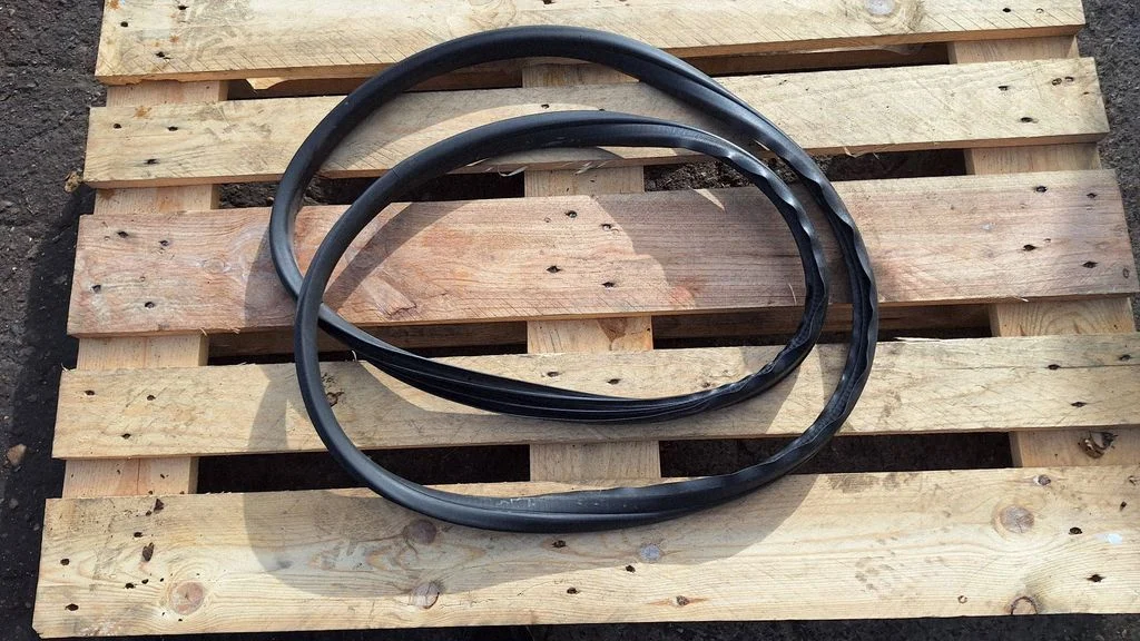 Rear door rubber seal (on body) – front left