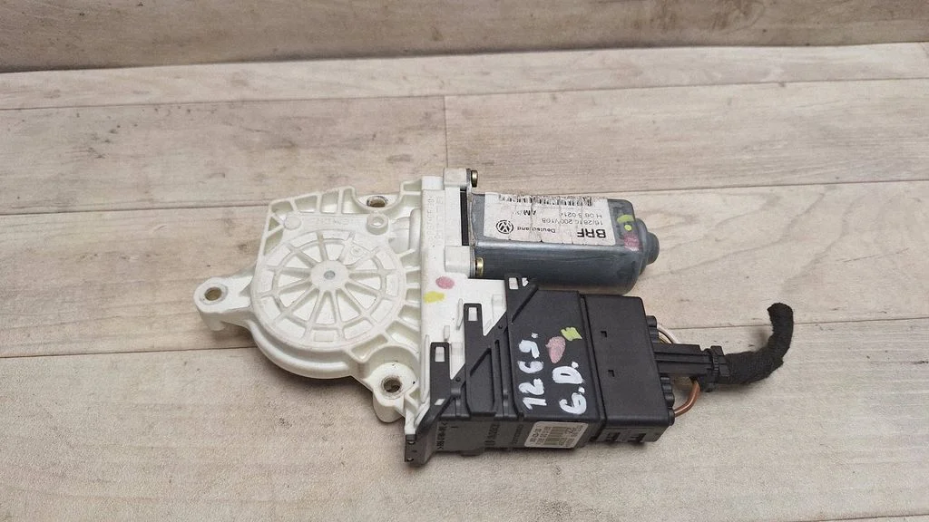 Rear door window regulator motor 1K0959704B