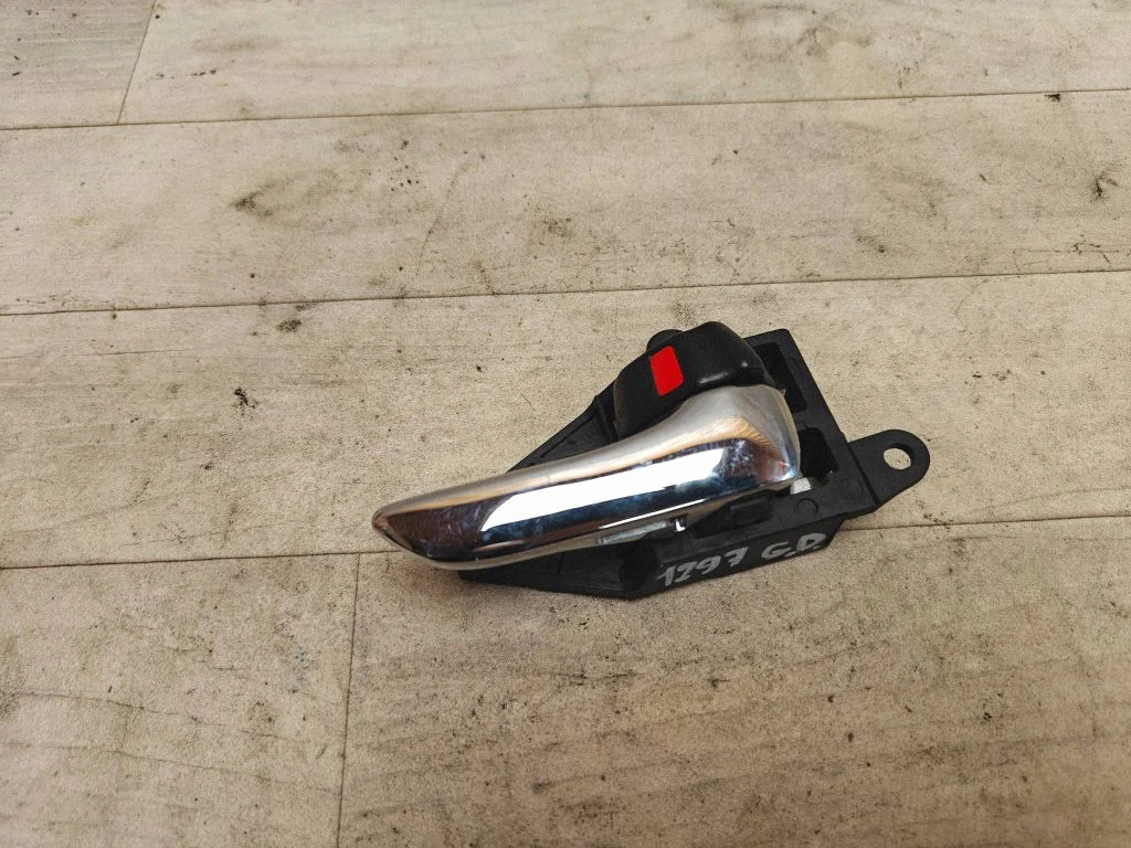 Rear door interior handle – rear right